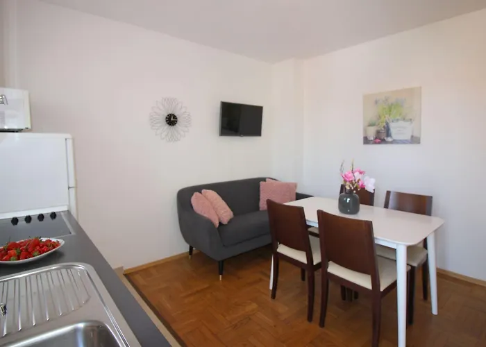 Lichtdurchflutetes Nur 400 Meter Zum Mit Meerblick, Wifi, Klimaanlage Пореч